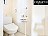 トイレ：1・2階にトイレがございます！朝の忙しい時間帯も待たずにすみそうですね。白を基調とした清潔感のあるトイレでお手入れがしやすいです！