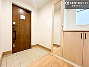 疲れて帰ってきても、ただいま！を言いたくなる、優しく迎え入れてくれる空間になっています。明るく温もり溢れる玄関です！（施工例）