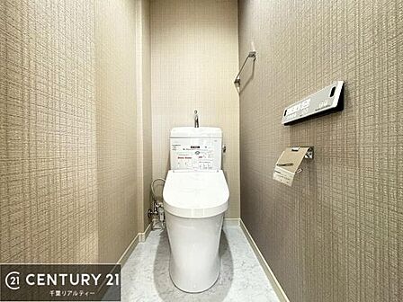 清潔感のある色味のお手洗いです!さわやかでスッキリする空間です!白を基調としているので、お手入れがしやすいトイレです!