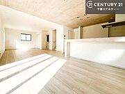 優しい陽だまりがリビングを包んでくれて居心地の良い空間を演出してくれます！くつろぎの時間を過ごせます！
