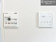 浴室乾燥や暖房が付いている魅力的な仕様です！冬場はヒートショックの予防にも使えます。雨の日でもお洗濯物が乾かせるので、洗濯物をため込みにくい！