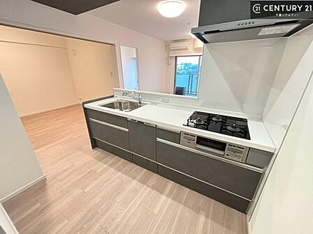 大人気の対面式システムキッチンを採用しています!ご家族のコミュニケーションが自然と増える設計です。お子様にも目が届くので嬉しいですね!広々使えて快適で作業が進みます。