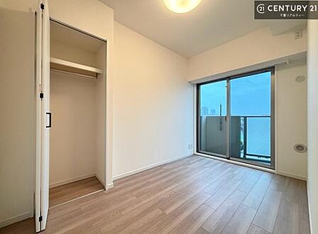 バルコニーに面した洋室は、たっぷりの陽光が差し込む明るい空間。一日の疲れをゆっくりと癒す主寝室としておすすめです。朝は心地よい光に包まれながら気持ちよく目覚められます。