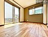 寝室：優しい光が差し込む洋室は、朝の目覚めも気持ちが良さそうですね。おうち時間もゆったりと過ごすことができます。優しい色合いのフローリングがどんな家具にもマッチします！