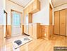玄関：疲れて帰ってきても、ただいま！を言いたくなる、優しく迎え入れてくれる空間になっています。明るく温もり溢れる玄関です！