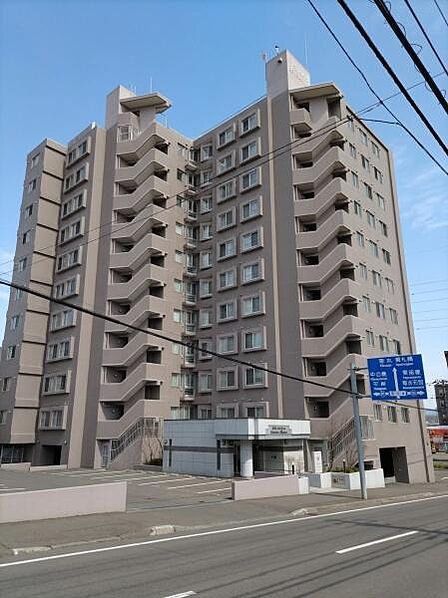 地下鉄白石駅から徒歩6分。洗練された都市生活を象徴する佇まいのマンションです。整備された歩道に面しており、小さなお子様連れやベビーカーでの移動もスムーズ。ここから新しい家族の物語が始まります。