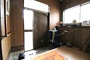 玄関入口部分。窓があることで外の陽光が差し込み明るい印象になります！