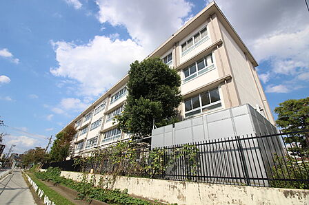 川崎市立宿河原小学校まで850m、昭和49年創立。教育目標「知・徳・体のバランスのとれた人間性豊かな宿小の子の育成」