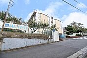川崎市立枡形中学校まで1300m、新しい時代を創造するための教養を身につけさせ、心身共に健全で調和のとれた人間性豊かな生徒を育成する。