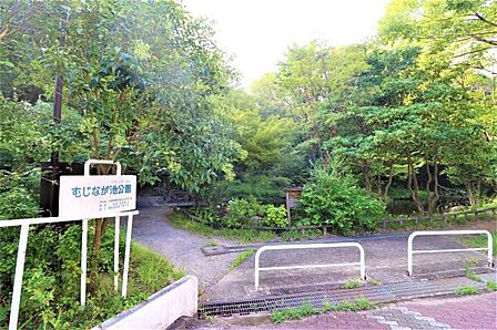 むじなが池公園まで650m、むじなが池へと注ぐ小川が園内を流れています。複合遊具が設置されており、走りまわるスペースもあり、のびのびと遊べる公園です