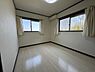 洋室：大きな窓で採光◎のんびり過ごせるお部屋になります(^ ^)本画像はAIにより一部加工されております。