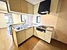 キッチン：会話も楽しめるL型対面キッチン　※写真は家具消し加工しております。