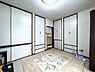 洋室：2F南西側のお部屋、南面に窓があり明るいお部屋で収納スペースが豊富です。