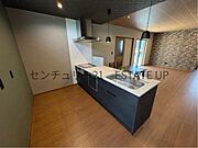 【キッチン】リビング全体を見渡せる対面式キッチン。リビングで過ごすご家族を見守りながら作業ができ、お互いの顔を見ながら会話ができます。上部に吊り戸棚がなく、開放的です。