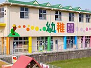 幼保連携型認定こども園千年幼稚園まで1512m、周辺に幼稚園があり、子育て中のご家庭も安心して暮らせる住環境です。