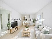 【リビング】リビング空間にキッチン。みんなで食事を楽しめる空間。※ホームステージングしているイメージ図です。