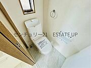 【トイレ】温水洗浄便座付きのトイレです。