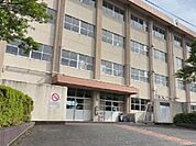 鹿児島市立清和小学校まで1833m、校訓「かしこく・うるわしく・たくましく」のもと、自然豊かな環境で、主体的に学び心身を育む学校です。