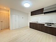 システムキッチン完備の広々空間。食事スペースとくつろぎ空間を分けて使える、快適な住空間です。