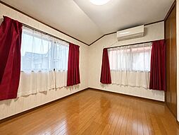 2方向の窓からたっぷり光が差し込む明るい洋室です♪
