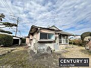 広々とした敷地が特徴の外観です。落ち着いた街並みに位置し静かな環境が魅力です。日当たりも良く開放感があります。周囲の植栽や庭スペースもポイントです。車庫スペースも確保されています。
