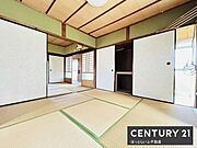 和の趣が感じられる落ち着いたエントランスです。伝統的な造りが印象的で清潔感のある空間が広がっています。障子やふすまが空間に統一感を与えています。畳の香りが心地よく漂う環境です。