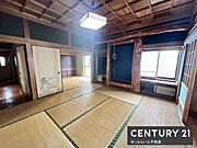 伝統的な和の趣が感じられる和室です。木の柱や襖の風合いが特徴的となっております。心落ち着く畳の空間が広がり障子からの自然光がやさしく差し込みます。居室としても多目的に活用可能です。