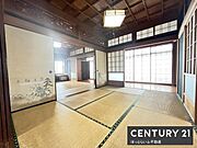 伝統的な和室空間が広がり落ち着いた雰囲気が感じられます。障子やふすまのデザインが特徴的です。日差しがたっぷり入り温かみのある空間になっています。木の天井や畳の風合いが和の趣を醸し出しています。