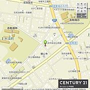 周辺施設や主要道路が見やすく記載されている現地案内図です。近隣には公共施設や教育機関が点在しています。商業施設も近くに確認でき地域の生活利便性が把握しやすい地図です。
