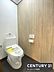 トイレ：温かみのある木目調の壁が特徴的なトイレです。シンプルかつ清潔感のある空間となっています。使いやすい設計で落ち着いた雰囲気も感じられます。壁付けのペーパーホルダーと操作パネルも備わっています。