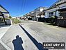 その他：広々とした前面道路が印象的な現地写真です。周囲には住宅が整然と並び落ち着いた雰囲気が感じられます。陽当たりが良く道路の幅も十分に確保されています。静かな住環境が魅力的です。