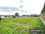 広々とした現地土地写真です。日当たりも良く周囲は開放感があります。隣接する住宅や道路とのバランスがとれた環境です。前面道路が広く車の出入りも安心できる土地です。
