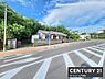 区画図：道路に面した立地で視認性が高く交通アクセスも便利です。横に広がる敷地で開放感があります。周囲は緑が多く落ち着いた環境です。建物の配置や外観が特徴的な間取りです。