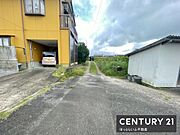 現地土地写真からは敷地へのアプローチがわかりやすく隣接する建物との距離感や奥行きも確認できます。道路に面した立地のため車の出入りもしやすい配置です。周囲の環境や空の広がりも写真から伝わります。