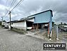 間取り：広々とした敷地に建つ建物は多様な使い方が可能で便利です。屋根付きの駐車スペースがあり雨の日も安心です。道路に面した立地で移動にも便利な設計です。敷地の余裕を活かした自由な空間活用が期待できます。