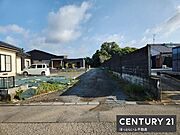 周辺には住宅が建ち並び落ち着いた雰囲気が広がっています。道路は舗装されており車の出入りもしやすい環境です。日当たりも確保しやすい立地となっています。両隣のスペースにも十分な余裕があります。