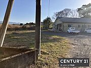 日当たりの良い現地土地写真です。周囲には自然が広がり開放感を感じられます。ゆとりのある敷地が魅力的なポイントです。幅広い用途にご検討いただけます。