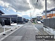 前面道路はしっかりと舗装されており歩行や車の通行も安心です。周辺には住宅が並び落ち着いた街並みが広がっています。道路幅も十分あり駐車や移動にも便利です。電線の整備もきちんとされています。
