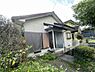 間取り：落ち着いた雰囲気の外観が特徴の一戸建てです。周囲の緑と調和した佇まいが印象的です。シンプルな設計で使いやすい間取りが魅力のポイントです。通りからのアクセスも良好です。