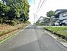 その他：前面道路は両側に緑がありゆったりとした幅を感じられます。道路沿いの住宅街で車両の出入りも安心です。歩道も整備されており見通しの良い環境となっています。