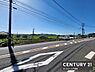 その他：視界が広がる前面道路の様子が印象的です。周囲には自然を感じられる景色が広がっています。舗装された道路と電柱が整然と配されており落ち着いた雰囲気のエリアとなっています。