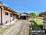 その他：青空が広がる閑静な住宅地に位置した一戸建てです。広々とした敷地には屋根付き駐車スペースも確保されています。南面道路に接しており陽当たりも期待できます。周囲には緑豊かな自然も感じられます。