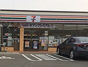 セブンイレブン 都城金田町店まで1396m、コンビニエンス ストアのチェーン。軽食や飲み物をはじめ、売店で扱うさまざまな商品を用意。