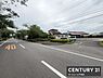 区画図：前面道路が広く車の出入りがしやすい環境です。道幅があり交通の流れもスムーズです。敷地周辺は視界が開けており開放感があります。周囲に緑の多いエリアとなっております。