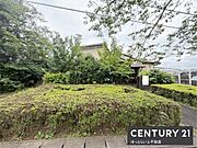 緑に囲まれた外観が特徴的です。敷地には豊かな植栽がありプライベート感を感じられます。道路からのアクセスもしやすい立地です。落ち着いた雰囲気の外観が印象的です。