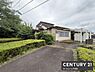 その他：敷地内には緑が多く落ち着いた雰囲気が広がっています。建物は平屋でゆったりとした造りです。駐車スペースも確保されています。静かな住宅地に位置しています。敷地の手入れもしやすい設計です。
