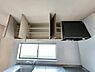 キッチン：上部収納が充実しており小物や調理器具の整理がしやすいキッチンです。大きめの窓から自然光が入り明るい空間です。シンク周りも広く作業がしやすい仕様です。清潔感のある内装が魅力です。