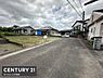 その他：前面道路は幅があり車の出入りもスムーズに行えます。現地周辺は落ち着いた雰囲気が感じられます。建物や敷地の様子もよくご覧いただけます。整った道路沿いでアクセスがしやすい立地です。