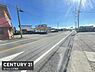 その他：幅の広い前面道路が特徴的で車の出入りがしやすい環境です。周辺に住宅や店舗もあり生活利便性が期待できます。道路状態も良好で視認性も高い立地です。日当たりも良く開放的な印象です。