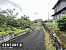 その他：敷地前の道路は舗装されており車両の出入りがしやすい環境です。静かな住環境が広がり周囲には緑も豊かです。現地は歴史を感じさせる石垣も特徴的で落ち着いた雰囲気が漂っています。